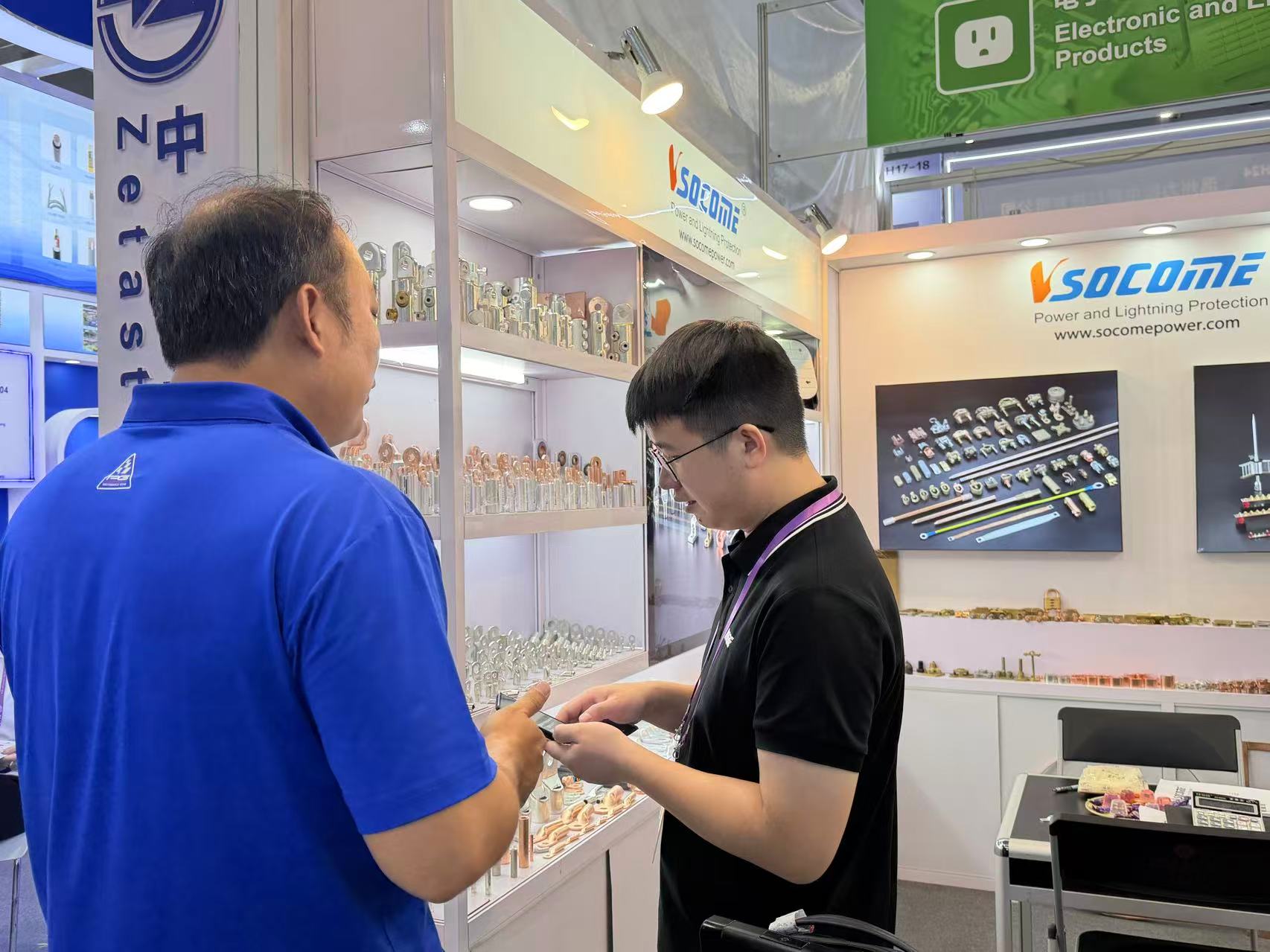 L’équipe SOCOME échange avec des acheteurs internationaux